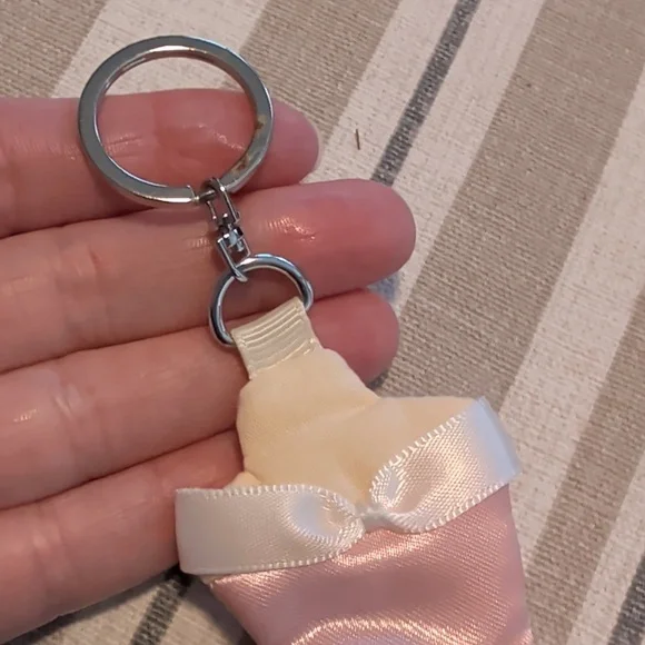 Disney Cinderella Keychain With Measuring Tape - Picture 5 of 9